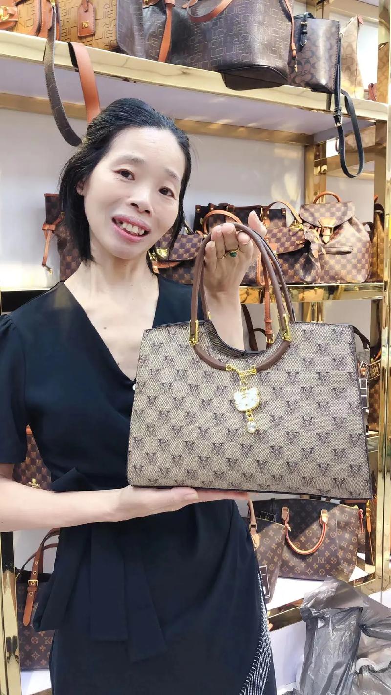 广州市伊颜皮革皮具贸易在抖音记录美好生活20220620